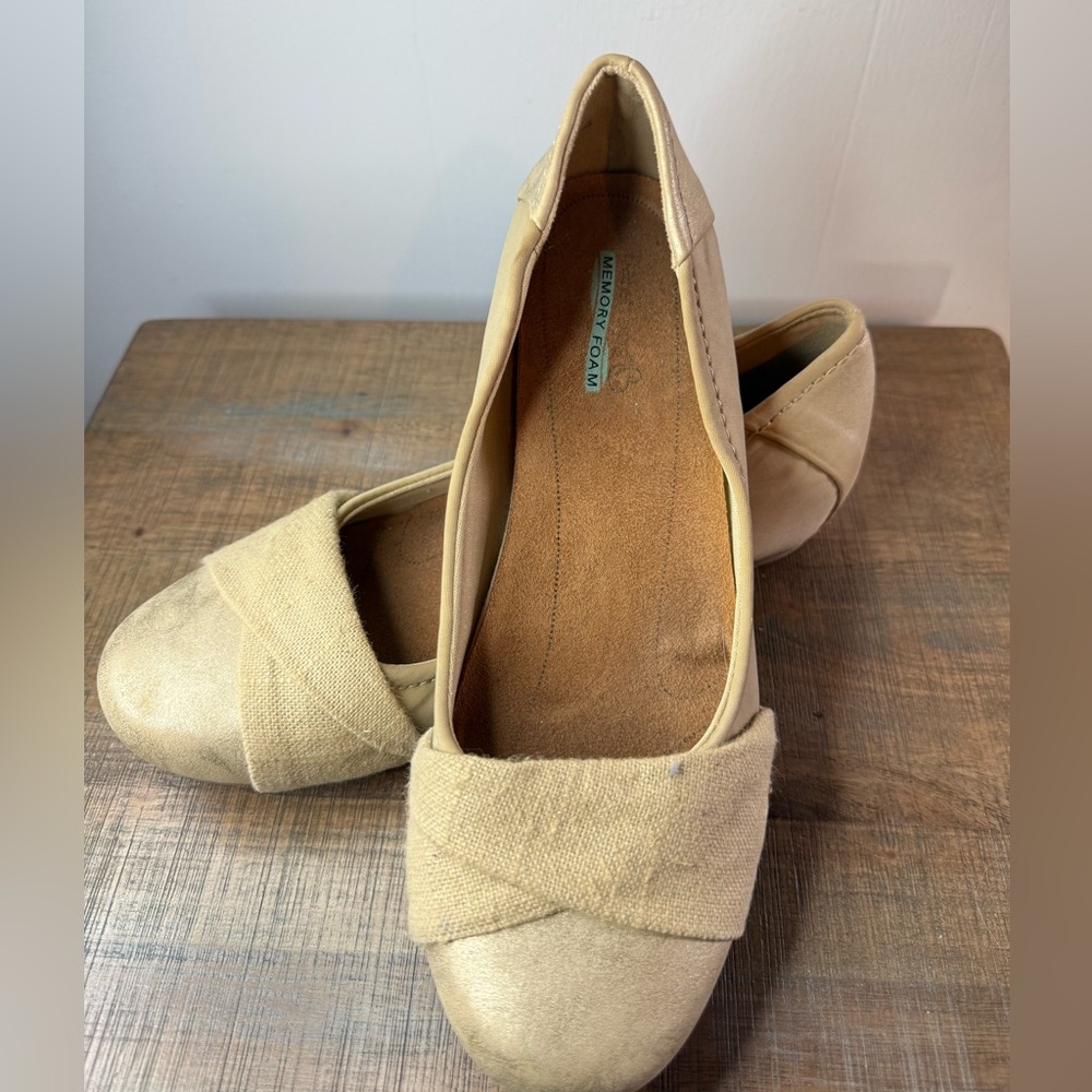BareTraps Women's Tan Flats Size 7